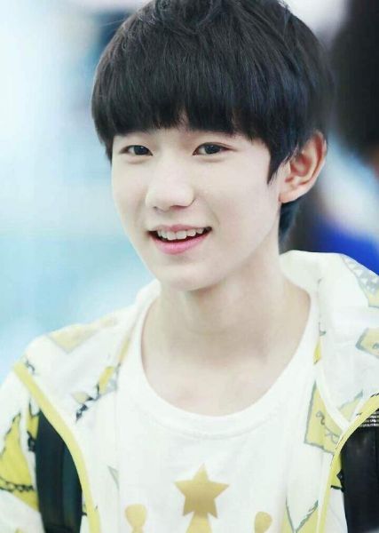 王源吸烟照曝光  整容旧事被重提 原来他是这样的王源！TFboys王源整容了吗？