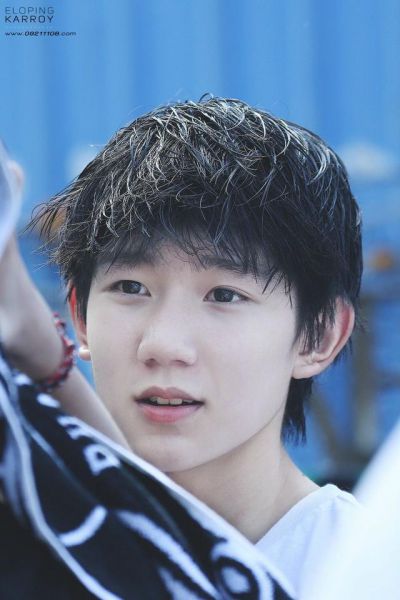 王源吸烟照曝光 整容旧事被重提 原来他是这样的王源！TFboys王源整容了吗？